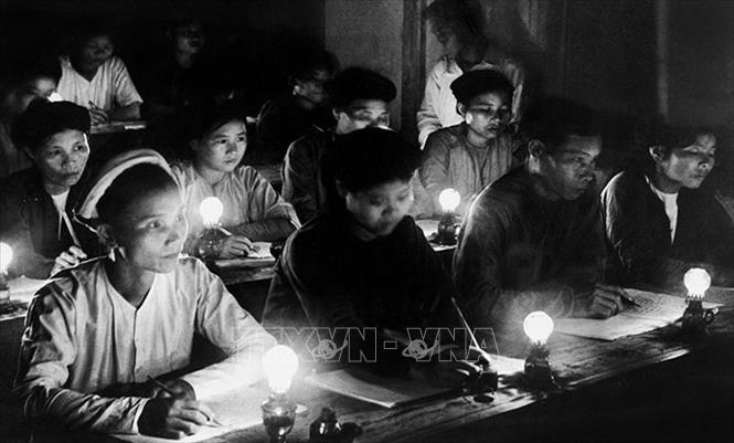 Một lớp “Bình dân học vụ” ở Hà Nội những ngày đầu độc lập. Ảnh tư liệu: TTXVN.